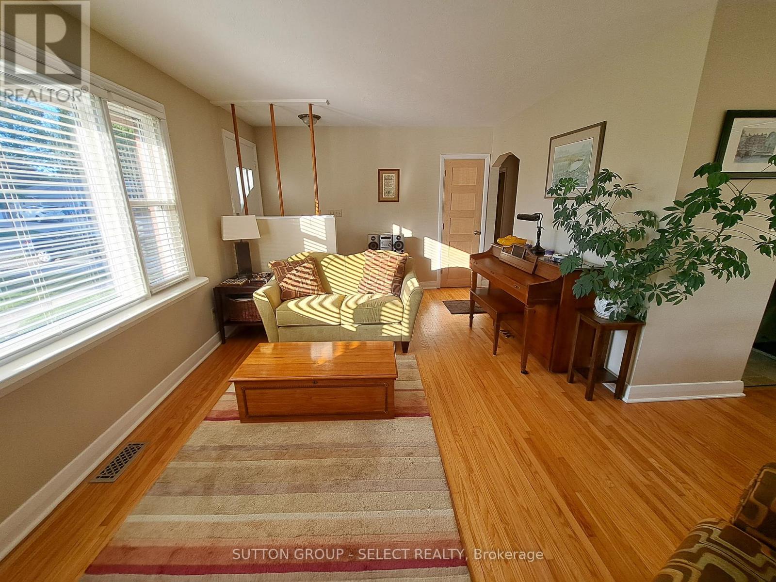 332 RIDGEWOOD CRESCENT - 5