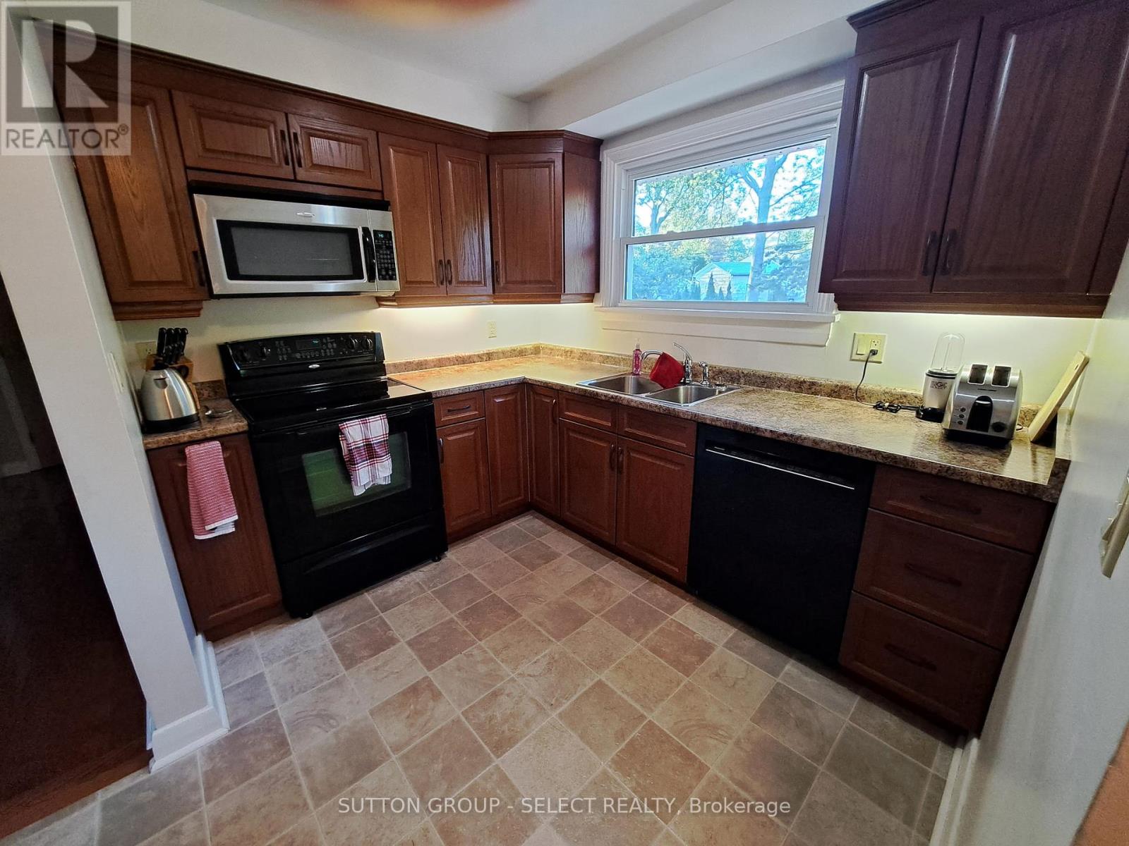 332 RIDGEWOOD CRESCENT - 7