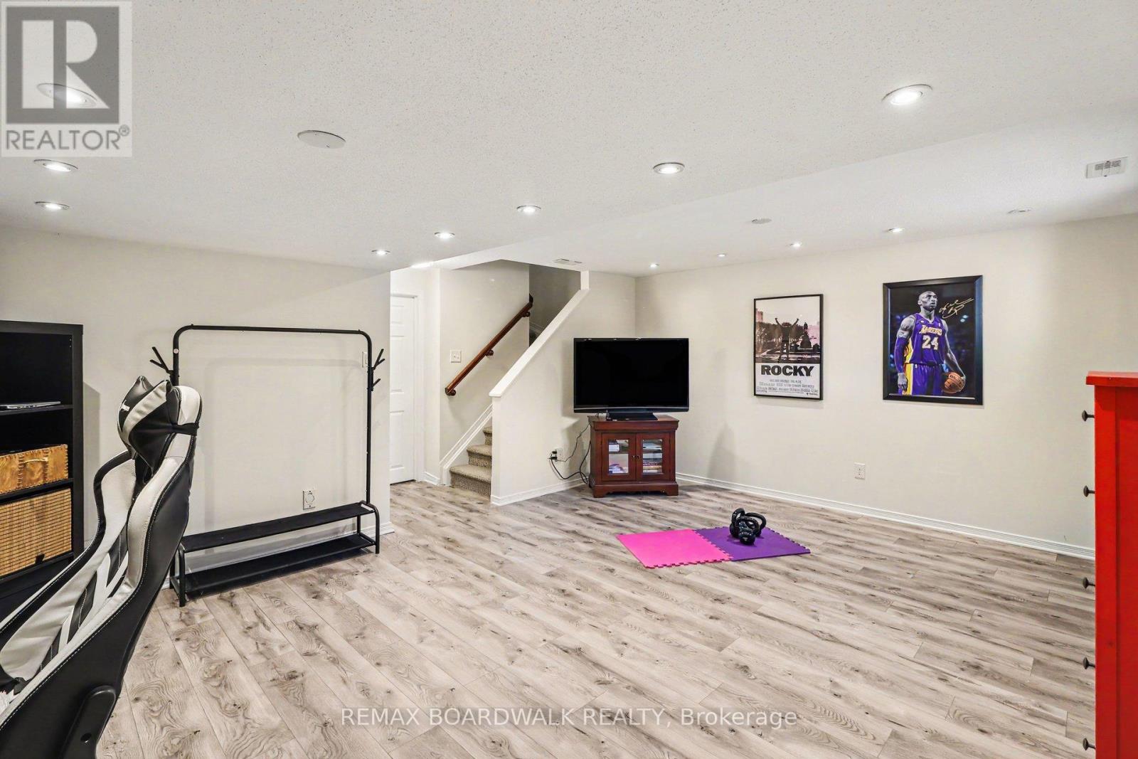 350 ROLLING MEADOW CRESCENT - 25