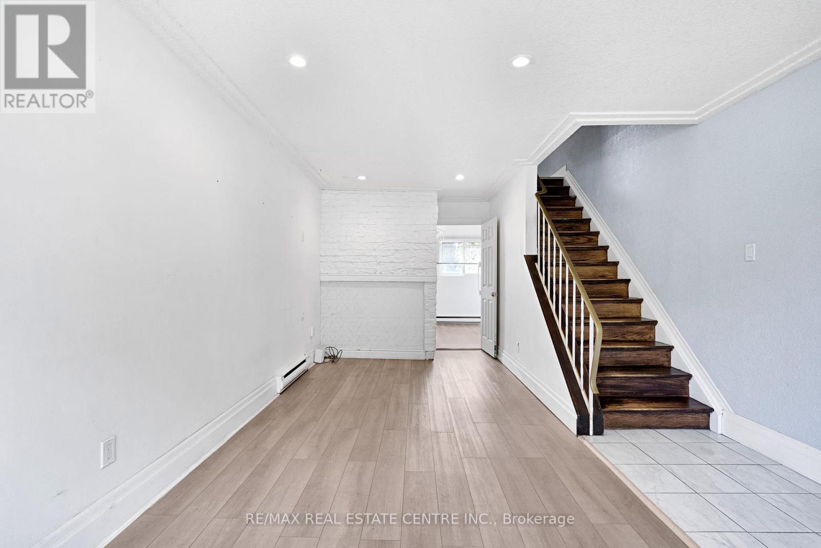 #D 71D WELLESLEY CRESCENT - 3