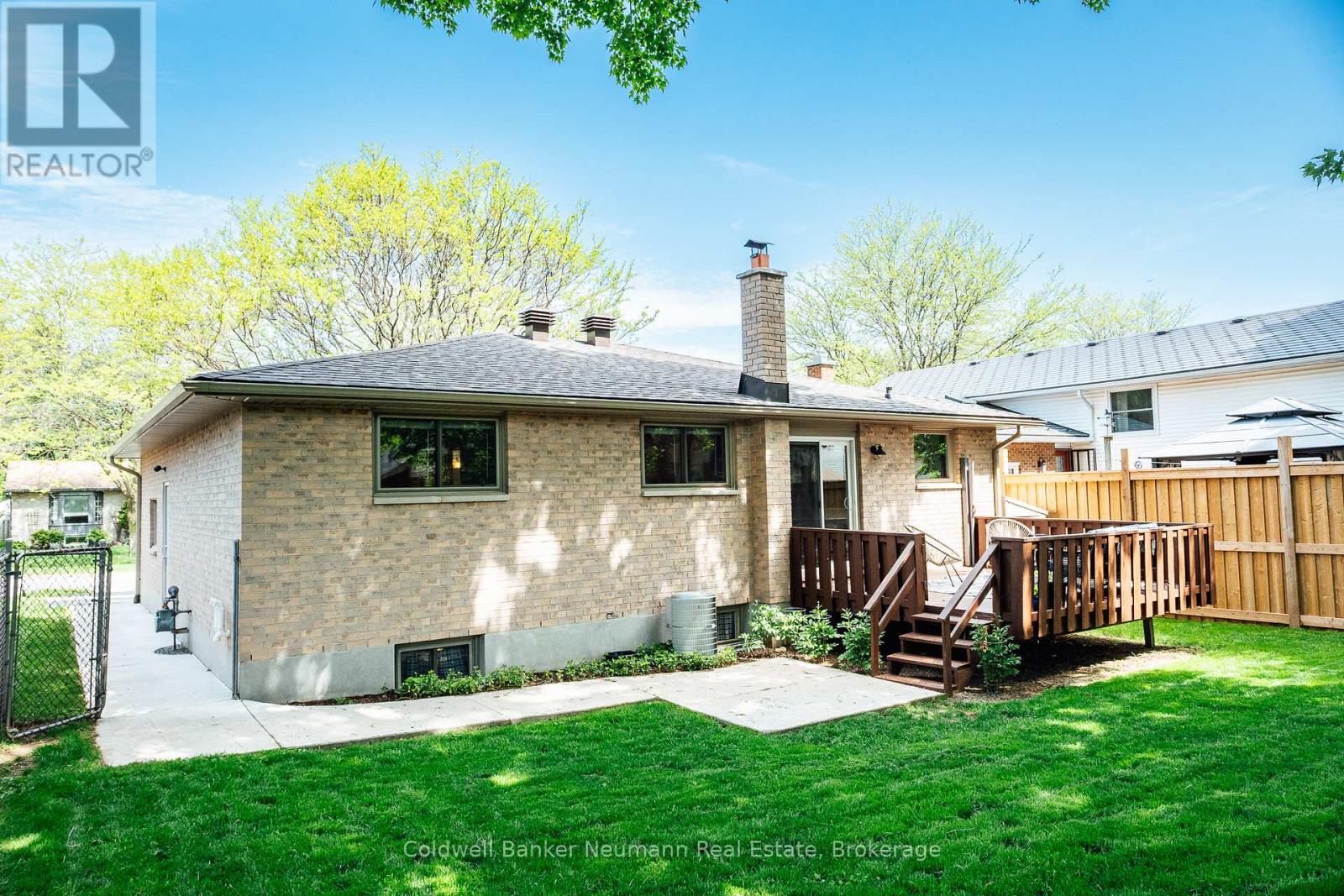 16 SUZANNA DRIVE - 41