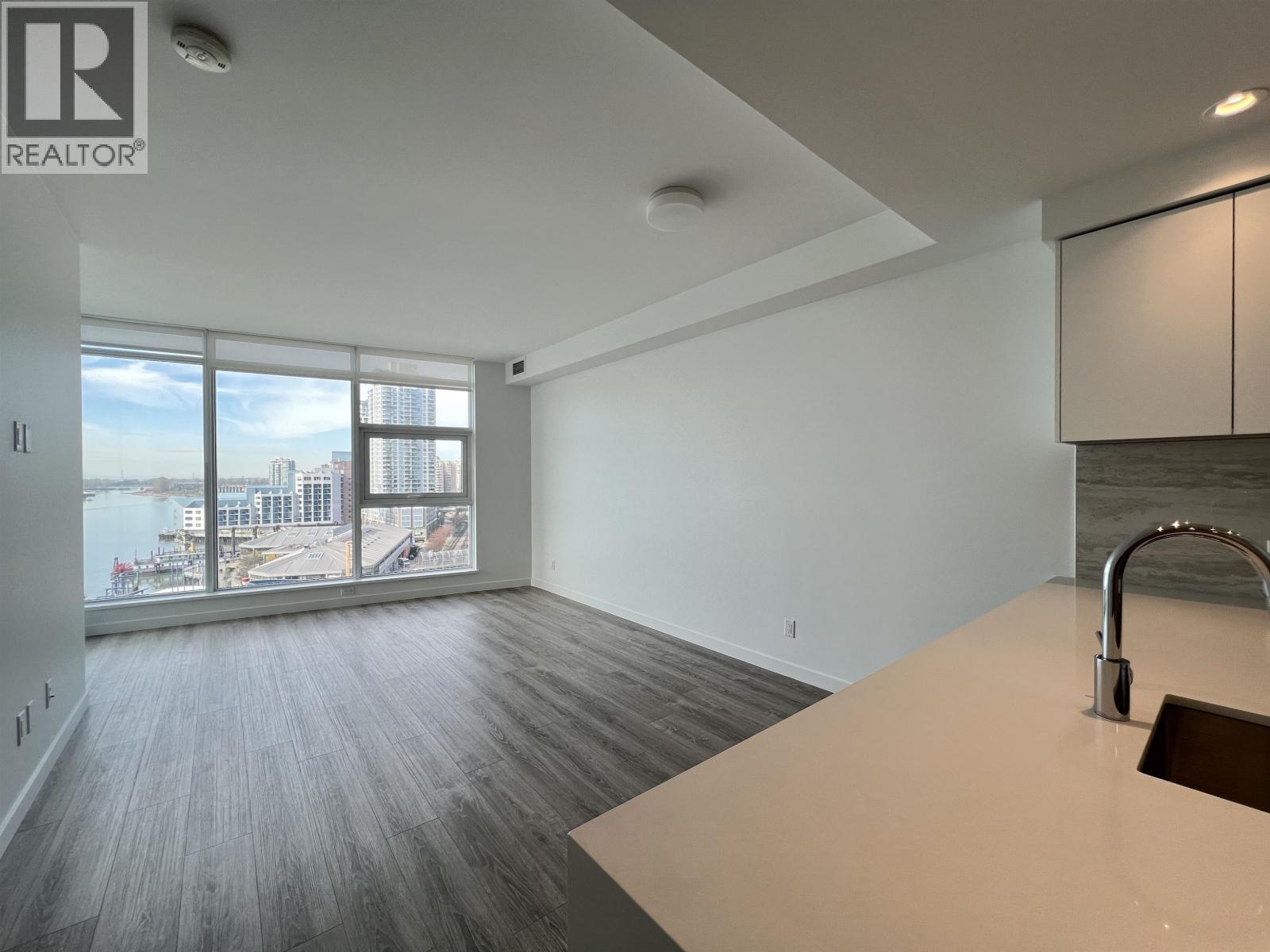 802 680 QUAYSIDE Drive - photo 2