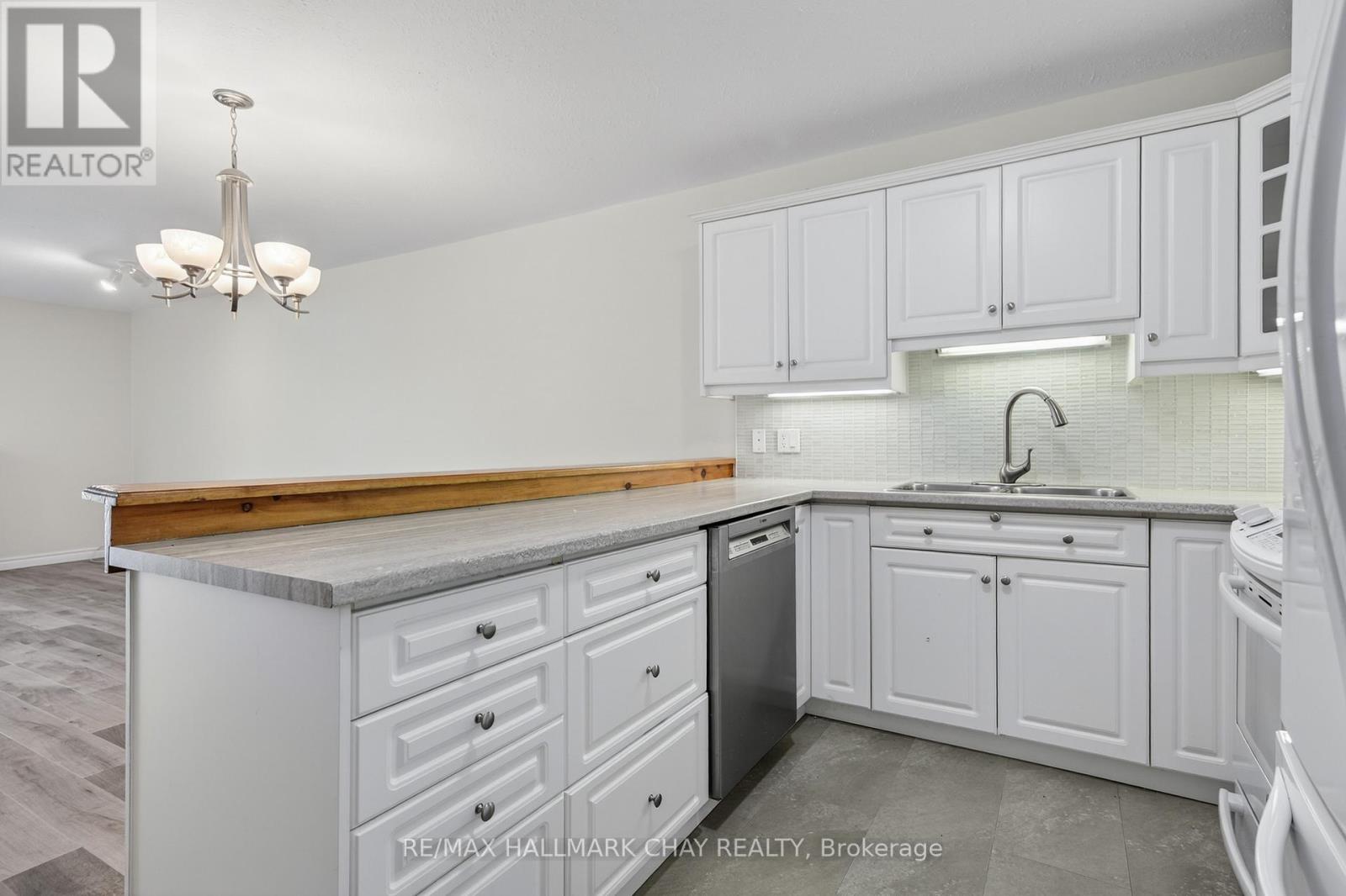 #11 275 HURON STREET - 9