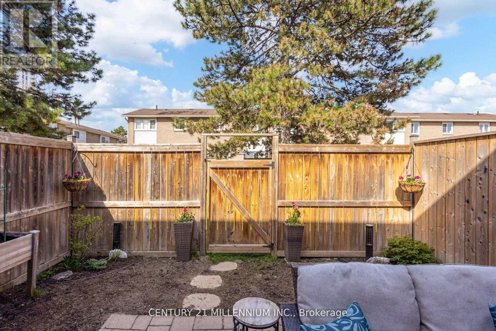 #17 17 CRAIGLEIGH CRESCENT - 25