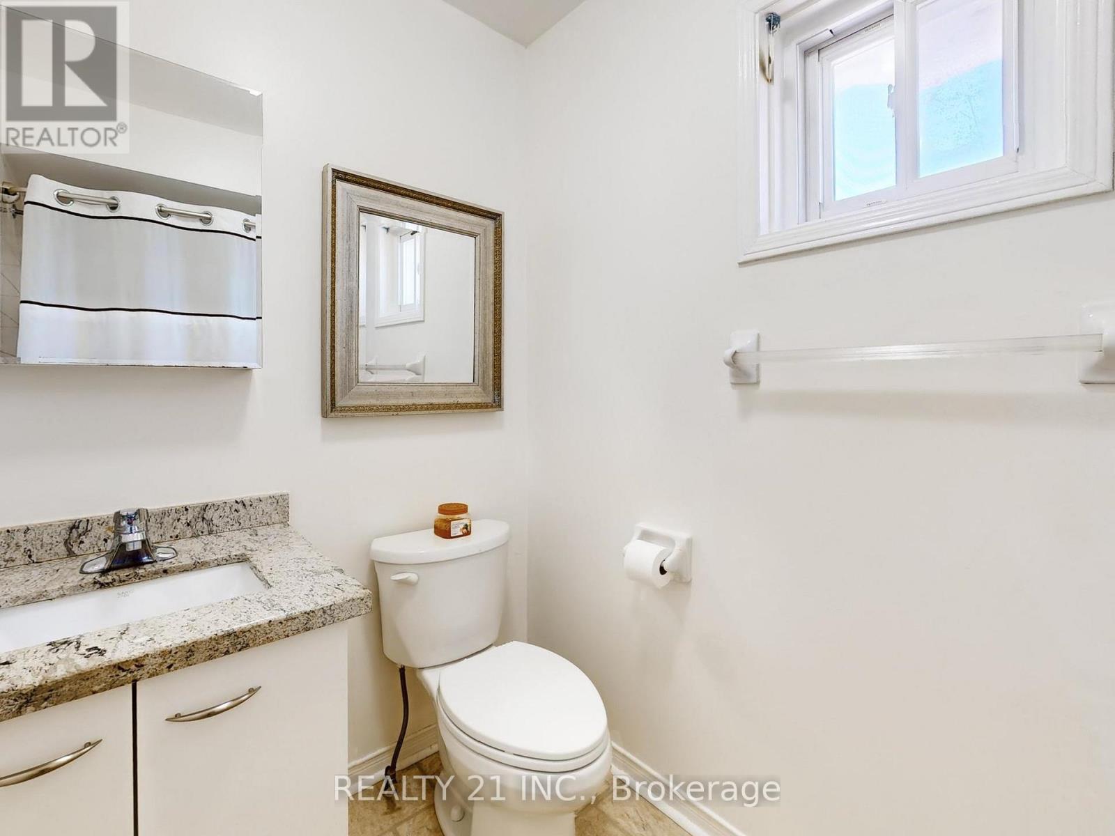 11 ILES STREET W - 24