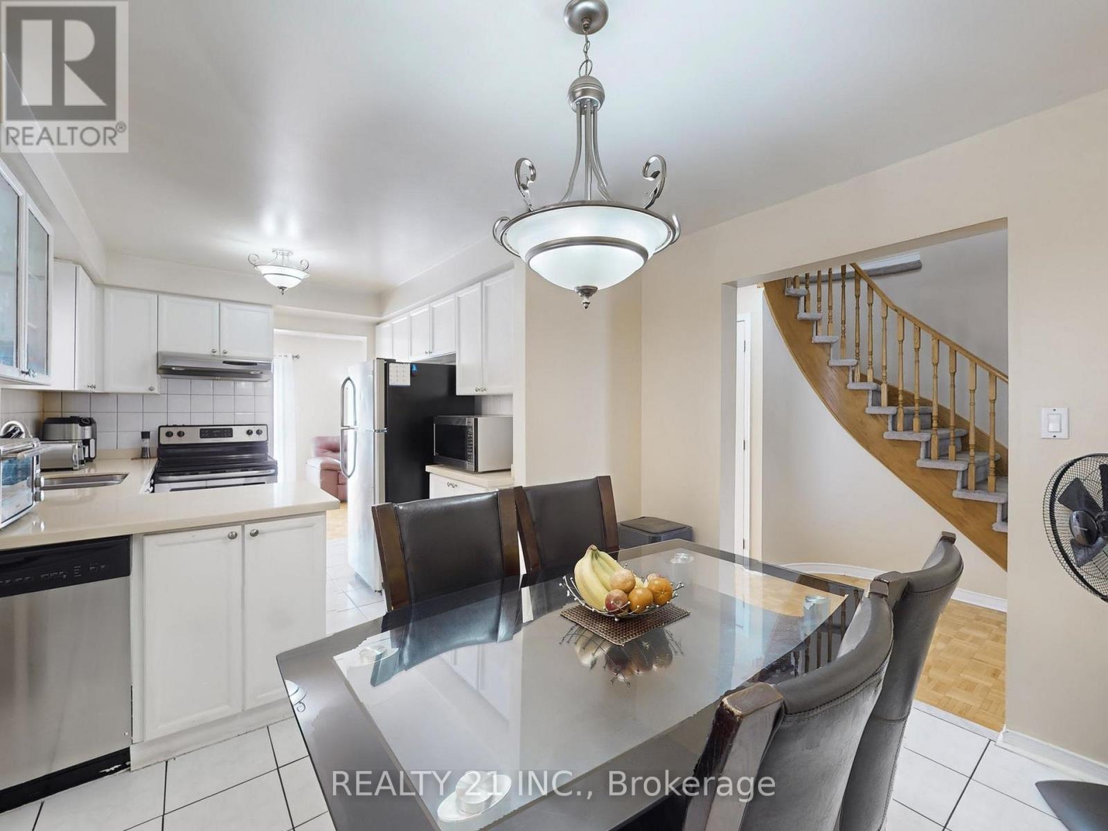 11 ILES STREET W - 13