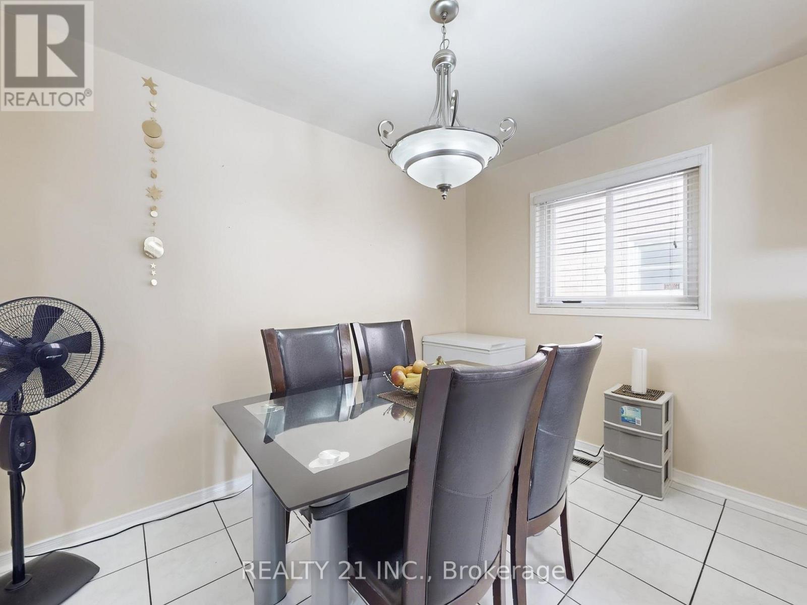 11 ILES STREET W - 11
