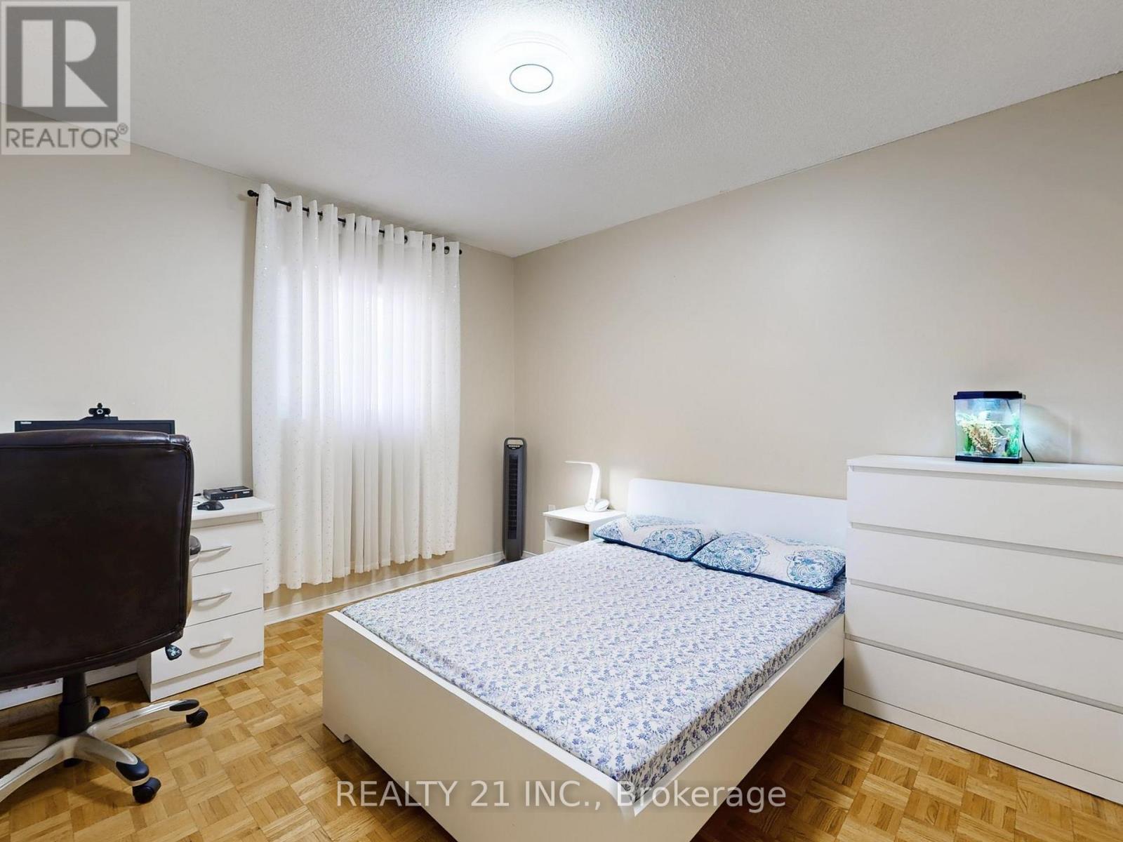 11 ILES STREET W - 28