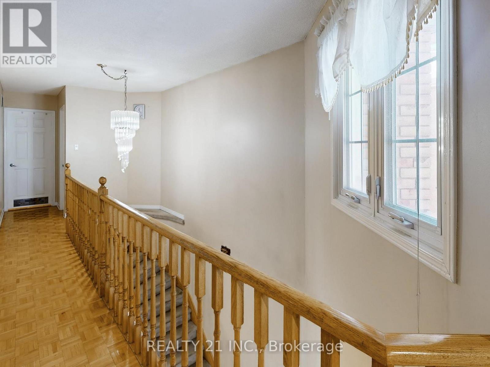 11 ILES STREET W - 35