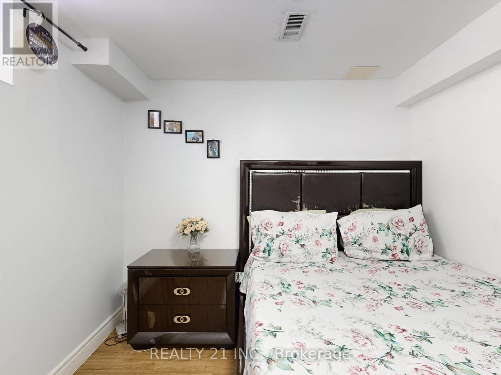11 ILES STREET W - 43