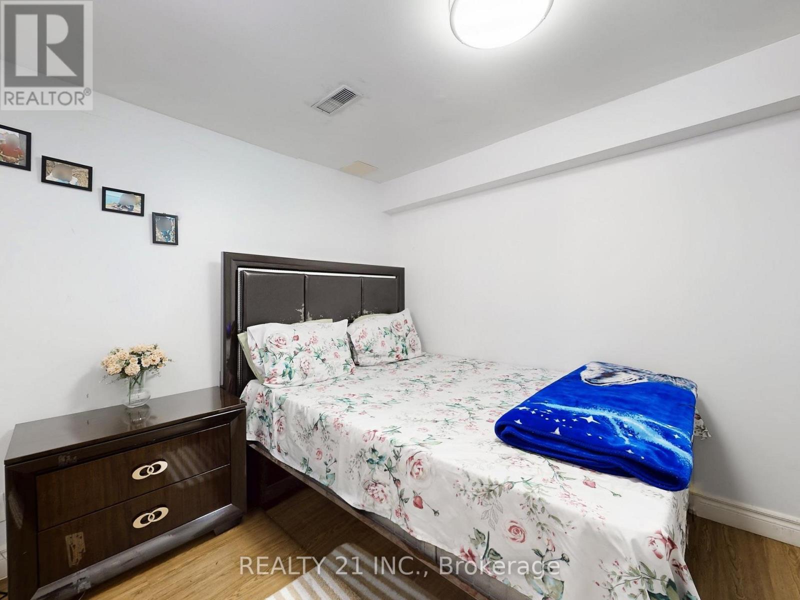 11 ILES STREET W - 44
