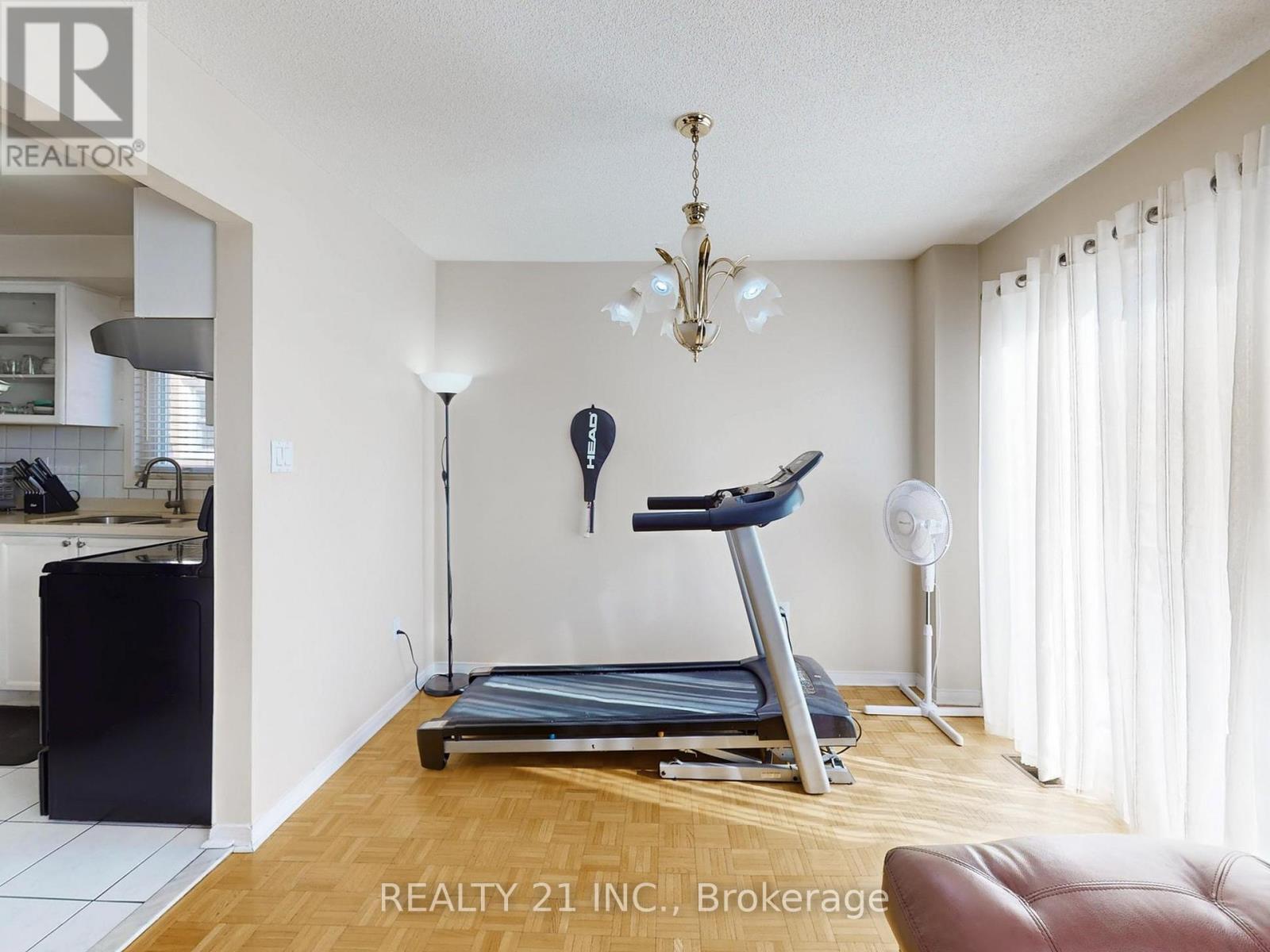 11 ILES STREET W - 7