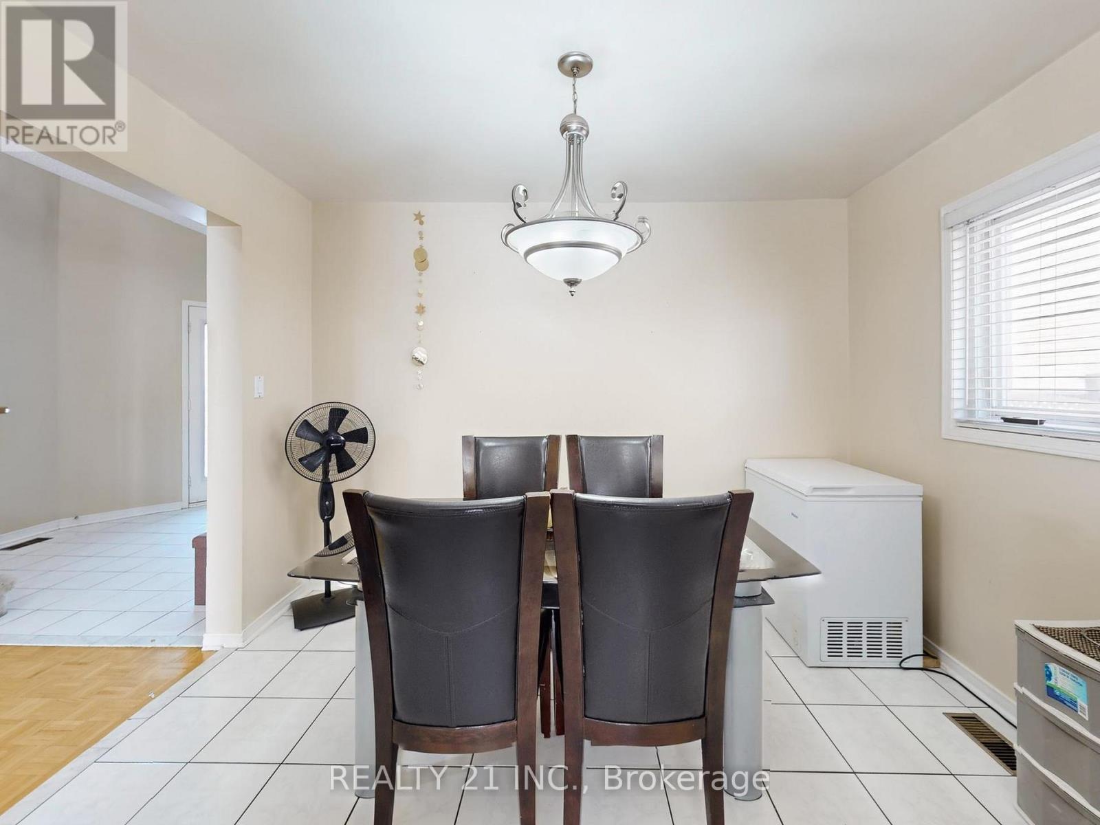 11 ILES STREET W - 12