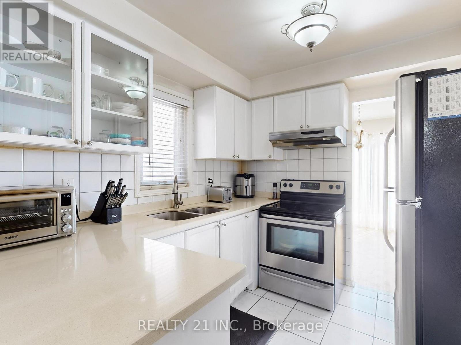 11 ILES STREET W - 8
