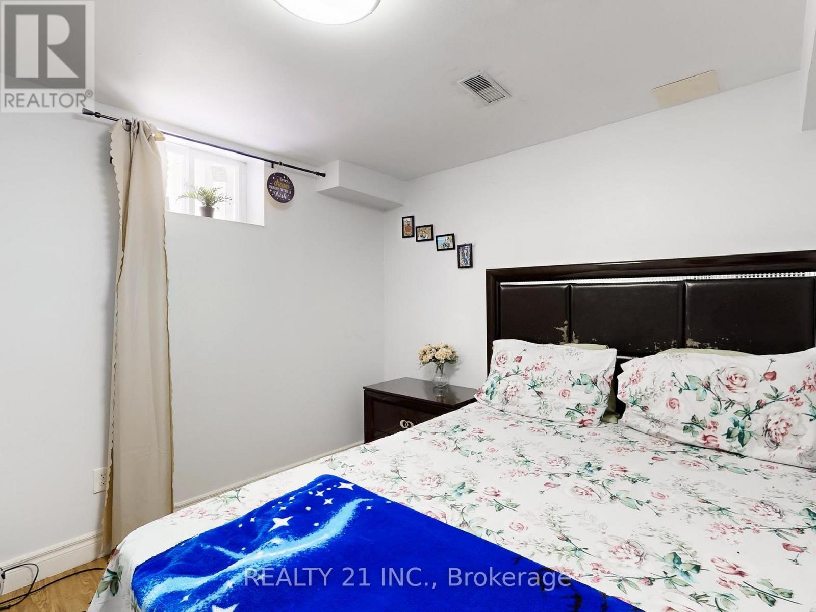 11 ILES STREET W - 42