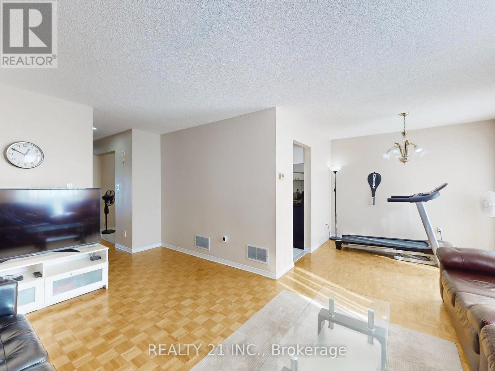 11 ILES STREET W - 6