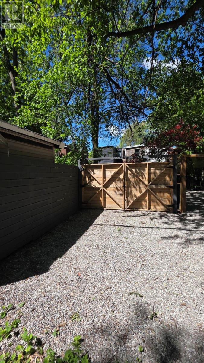 413 LESLIE STREET