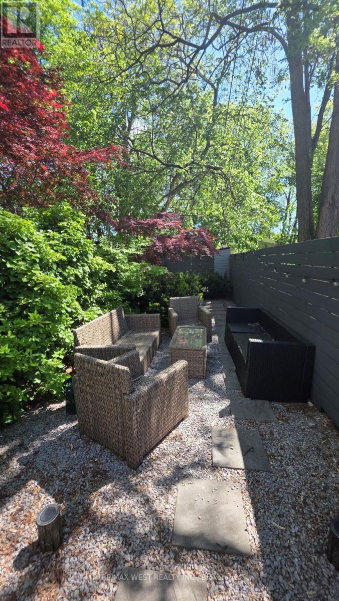 413 LESLIE STREET - 17