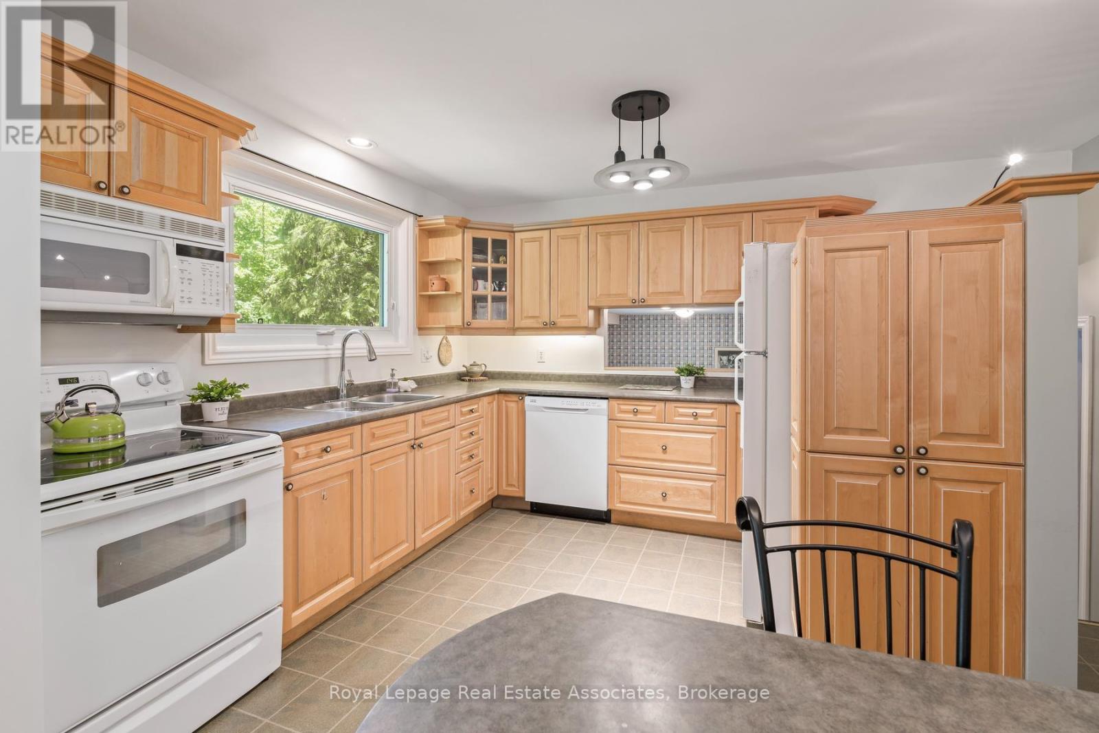 17 METCALFE COURT - 12