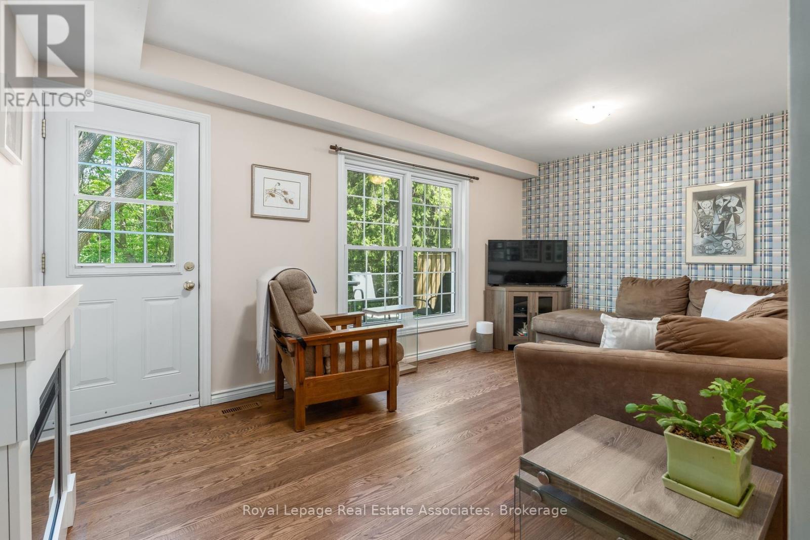 17 METCALFE COURT - 21