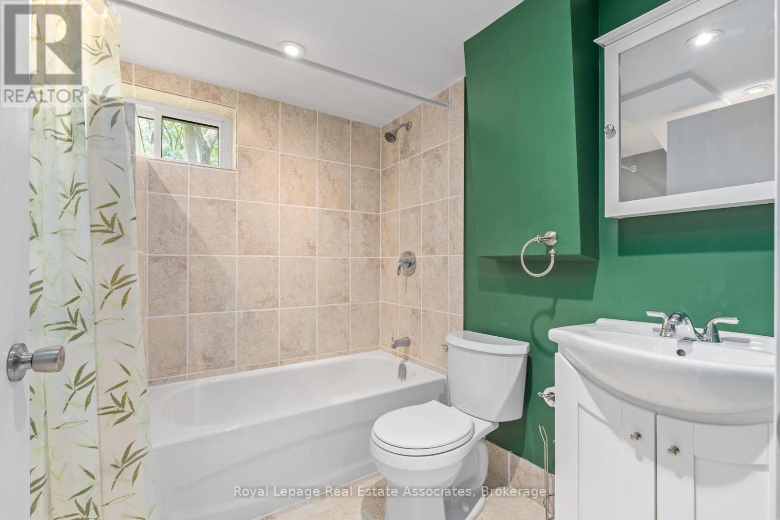 17 METCALFE COURT - 33