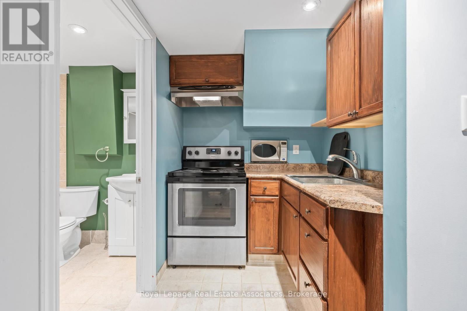17 METCALFE COURT - 32