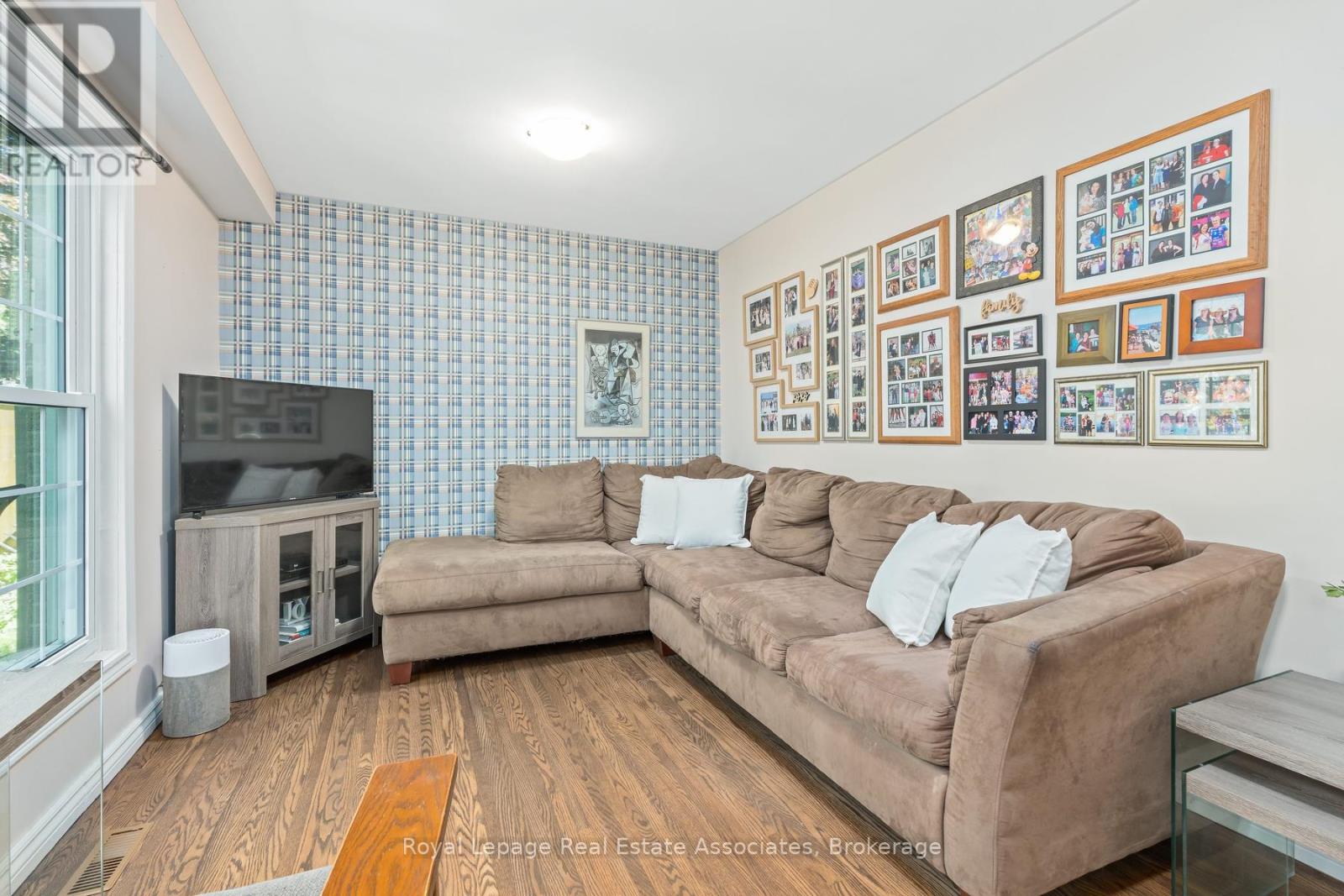 17 METCALFE COURT - 23