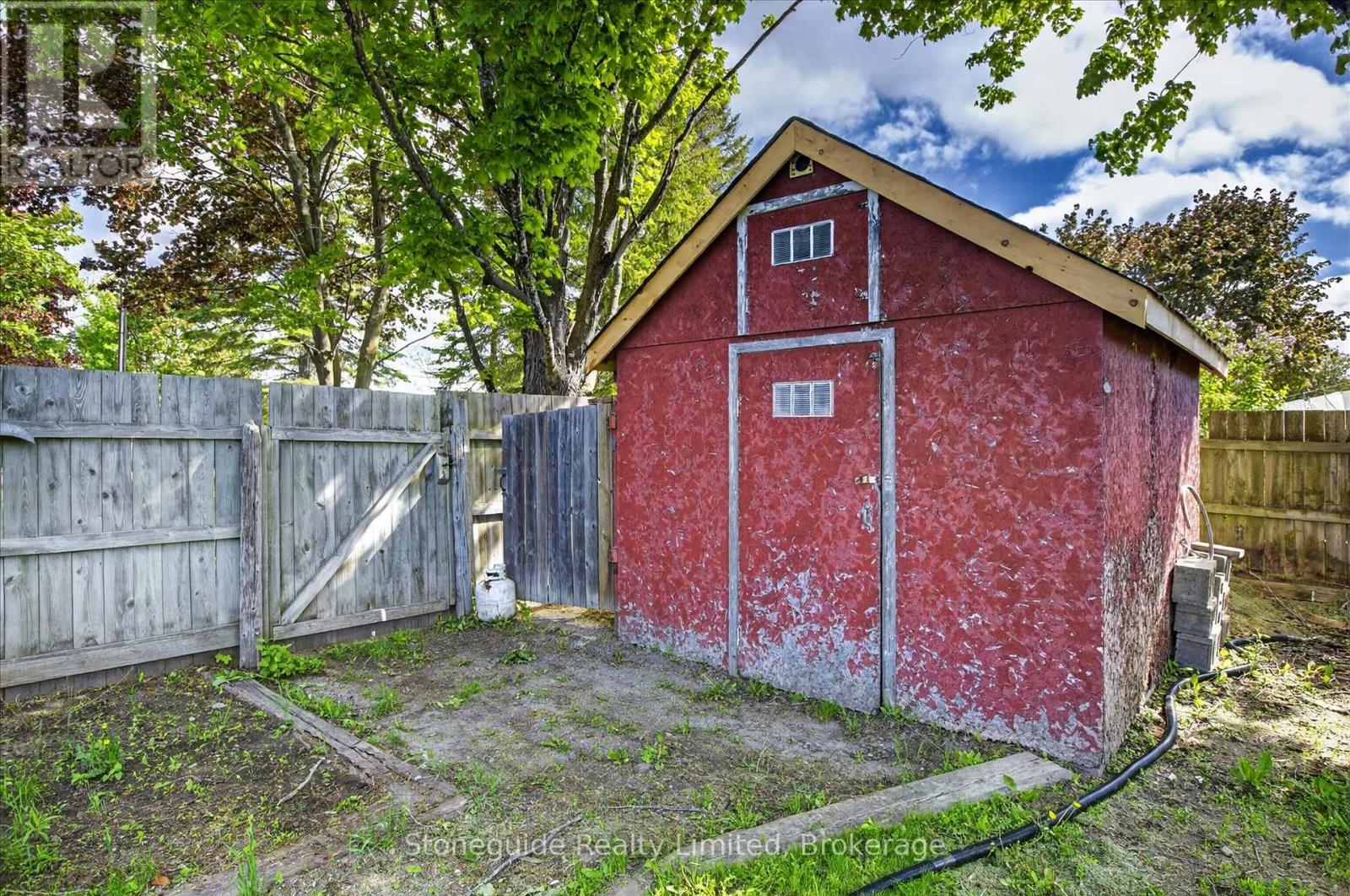 667 SKYLINE ROAD - 43