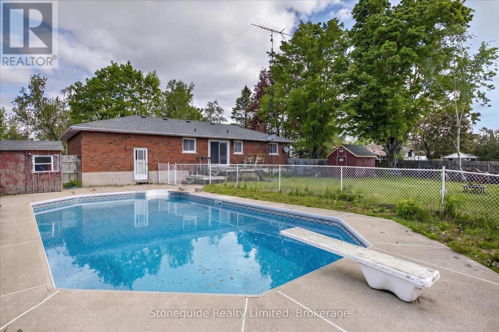 667 SKYLINE ROAD - 44