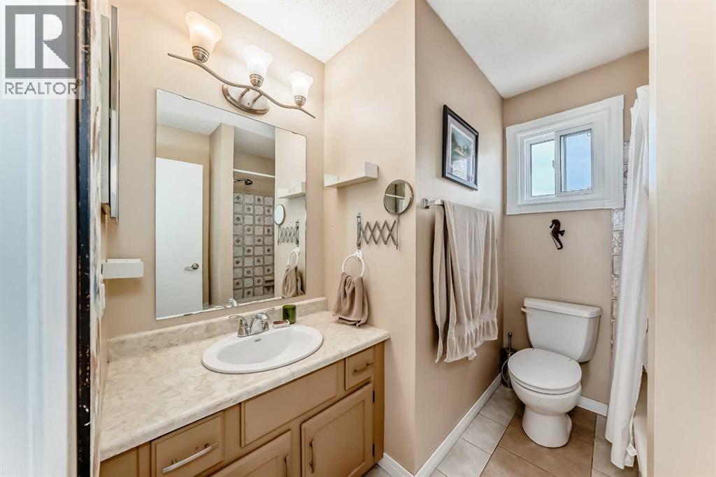 68 Woodview Court SW - 28