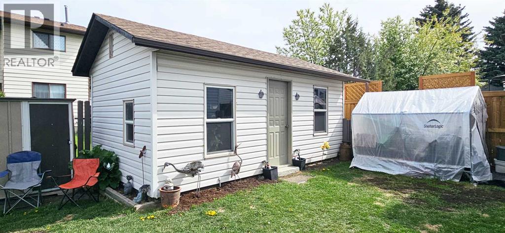 68 Woodview Court SW - 40