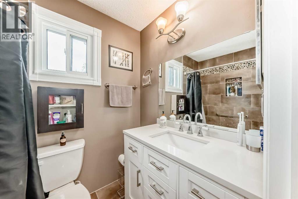 68 Woodview Court SW - 24