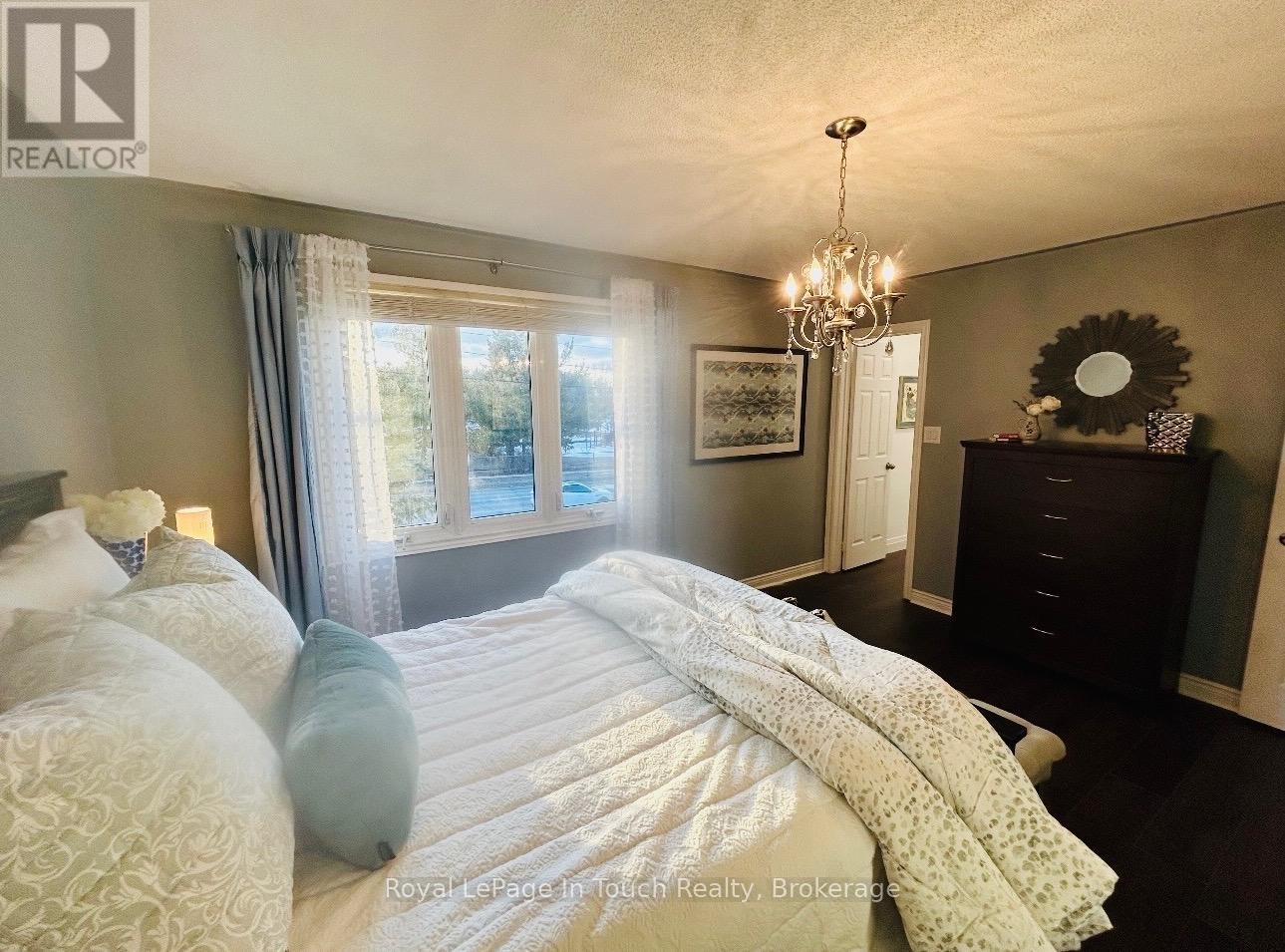 153 FERNDALE DRIVE S - 24