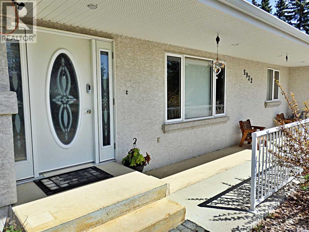 5922 52 Avenue - 7
