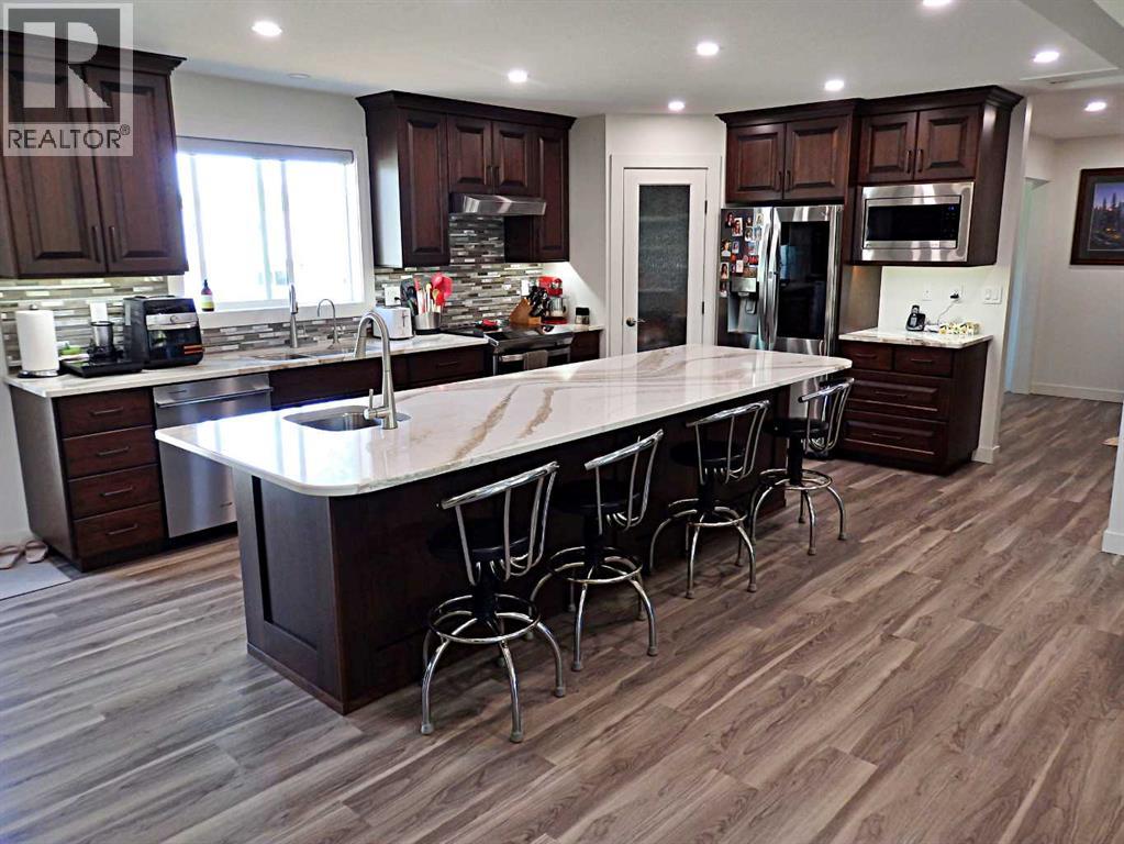 5922 52 Avenue - 9