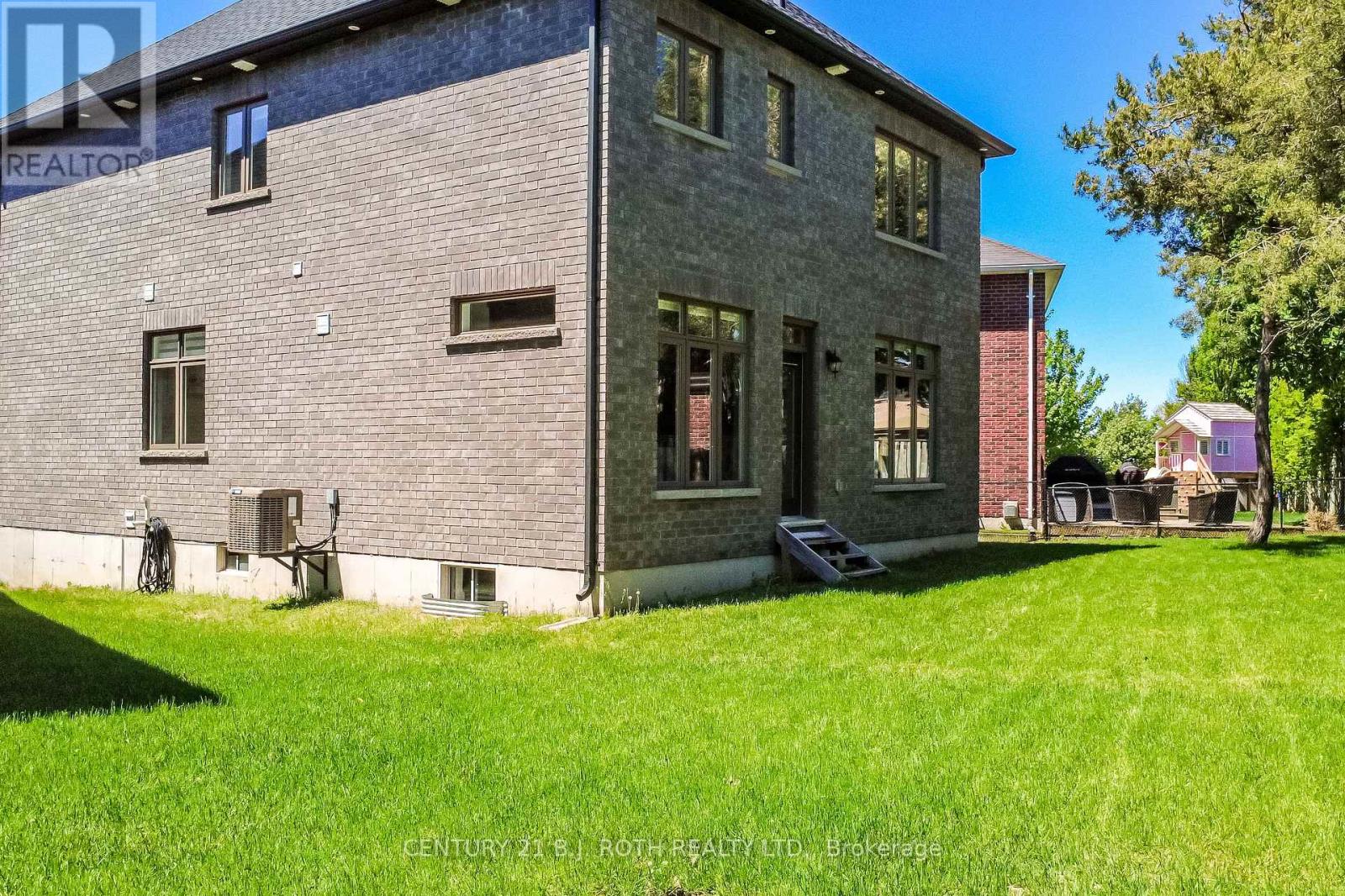 43 AUBURN COURT - 46
