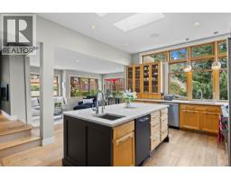 Full ensuite bathroom - 837 Mount Royal Drive, Kelowna, BC V1Y3M3 Photo 16