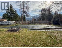 Kitchen - 2533 Columbia Avenue, Castlegar, BC V1N2X4 Photo 7