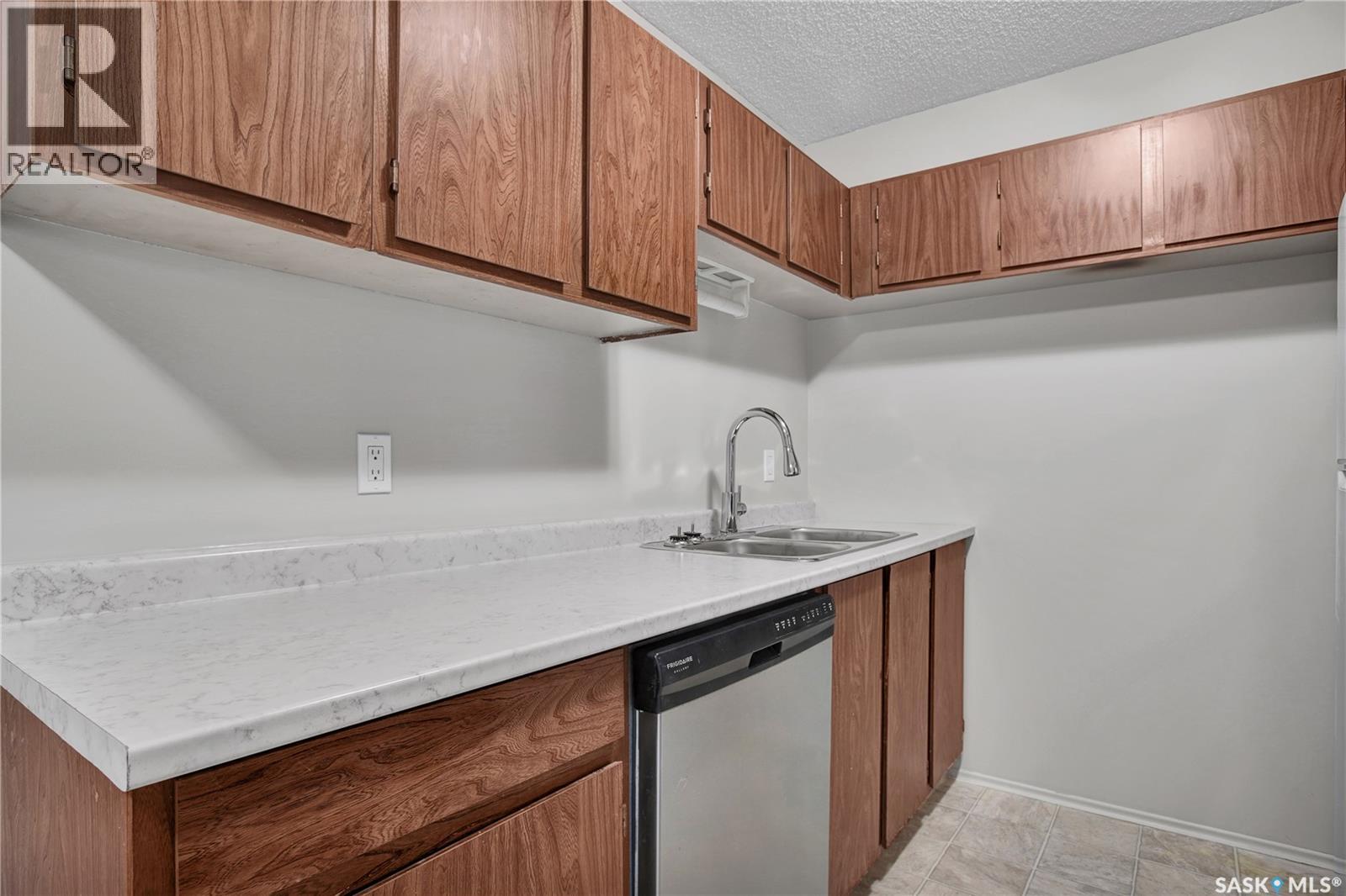 #308 311 Tait CRESCENT - 4