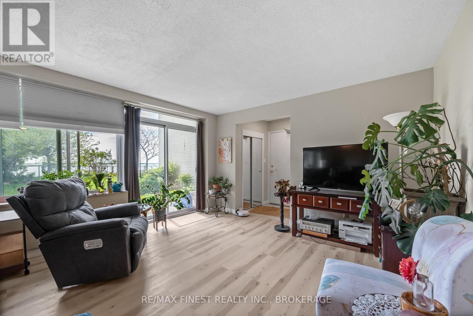 #105 1 MOWAT AVENUE - 23