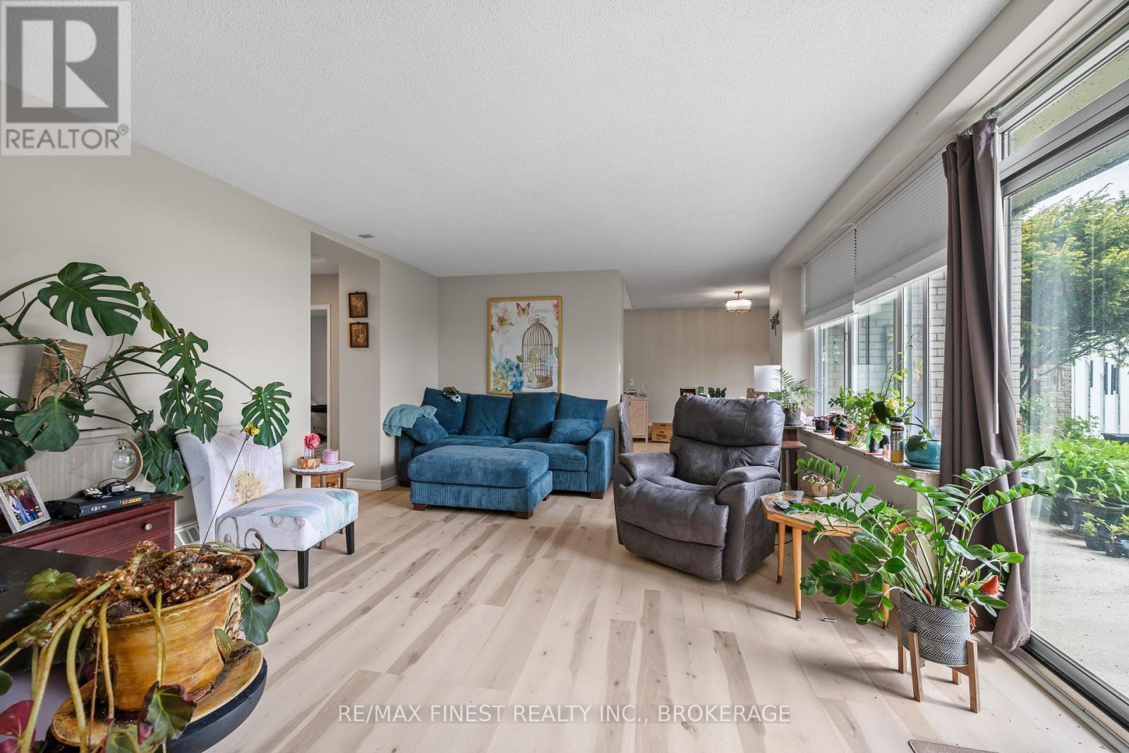 #105 1 MOWAT AVENUE - 25