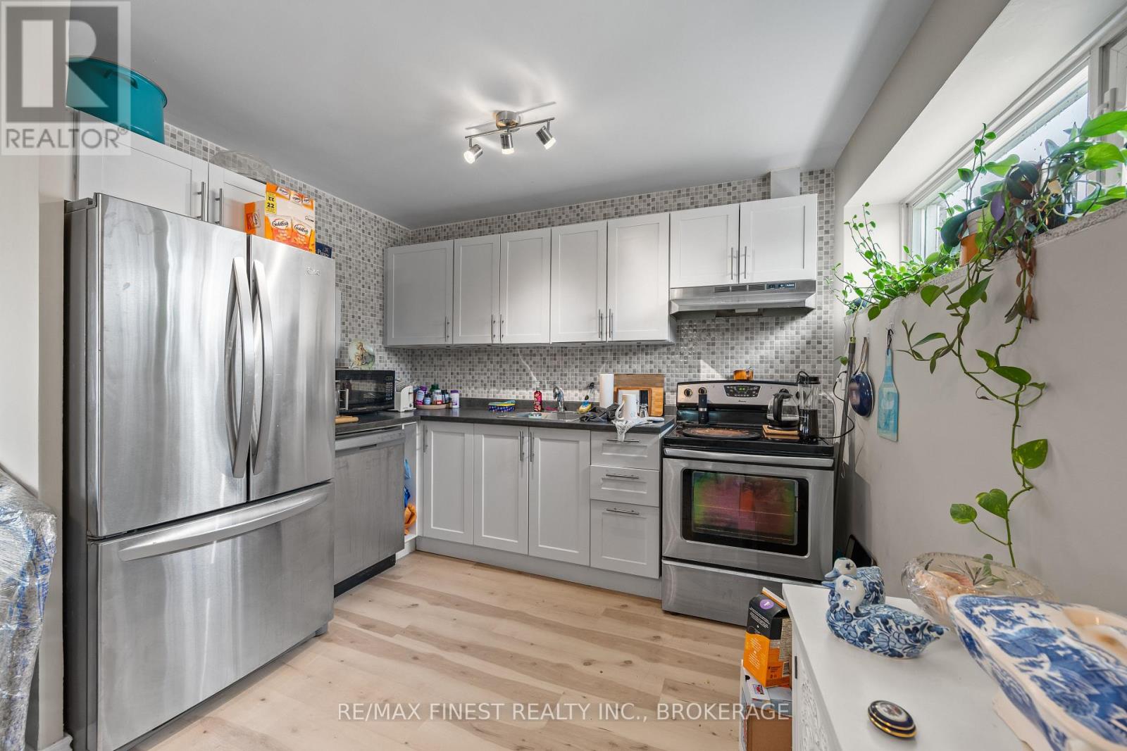 #105 1 MOWAT AVENUE - 29