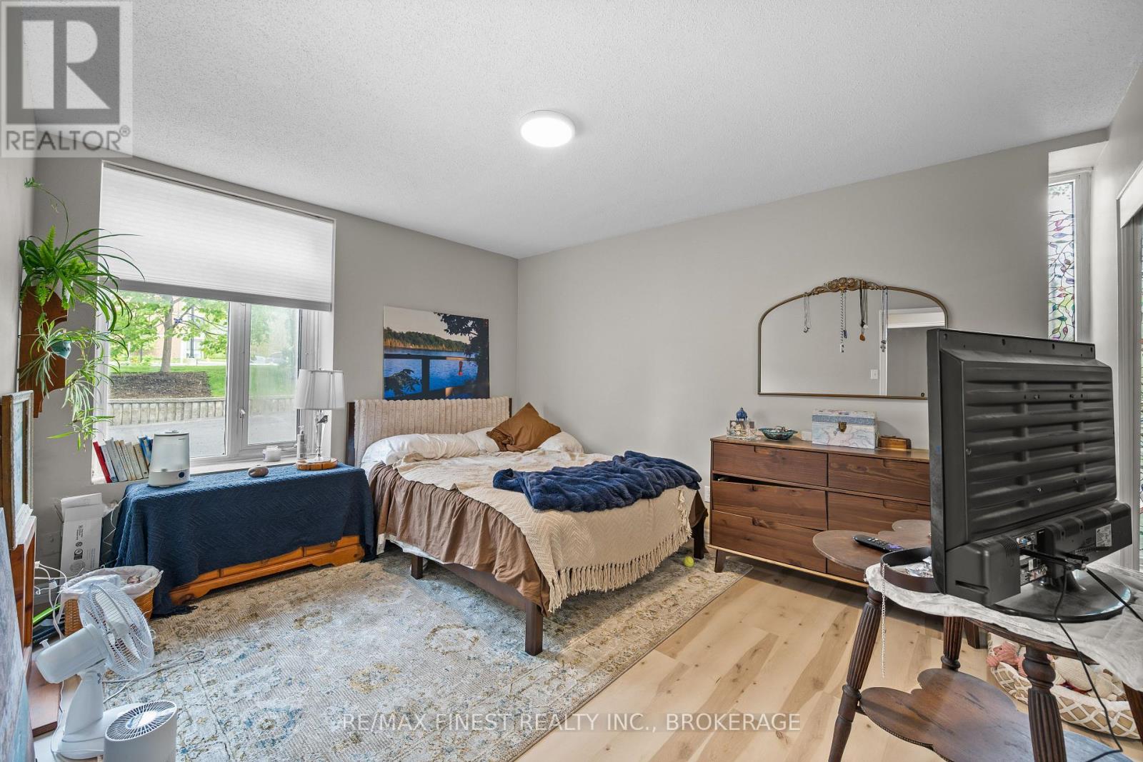 #105 1 MOWAT AVENUE - 32