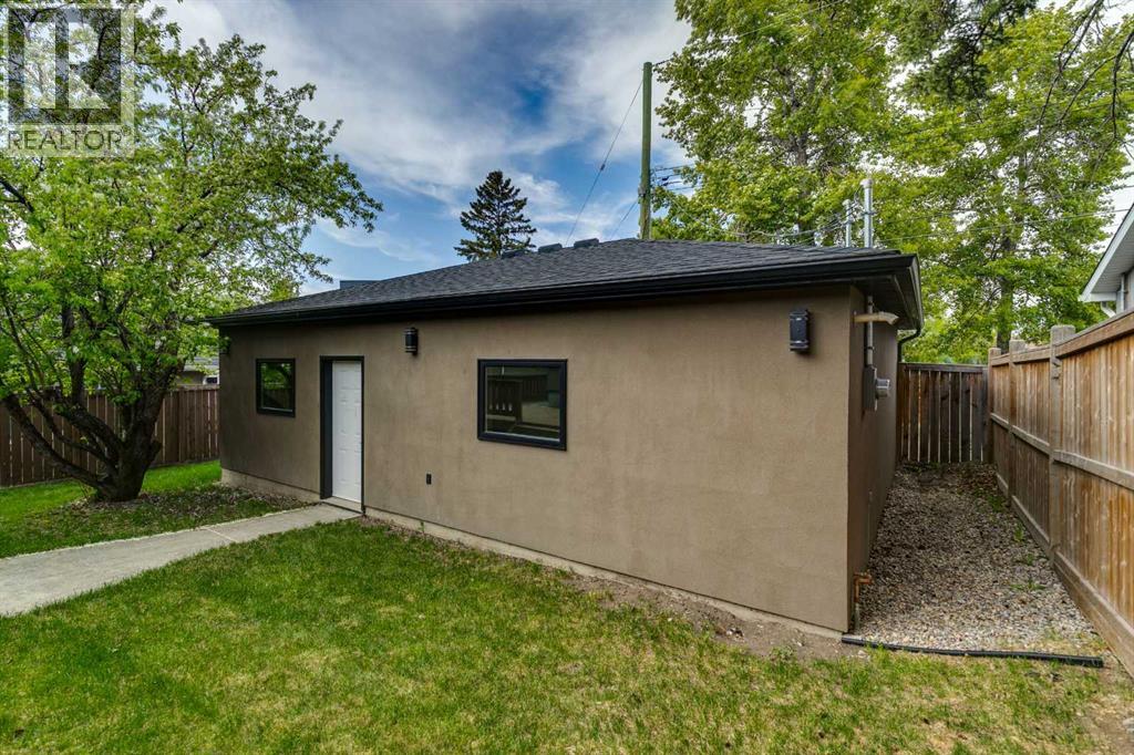 2136 26 Avenue SW - 32