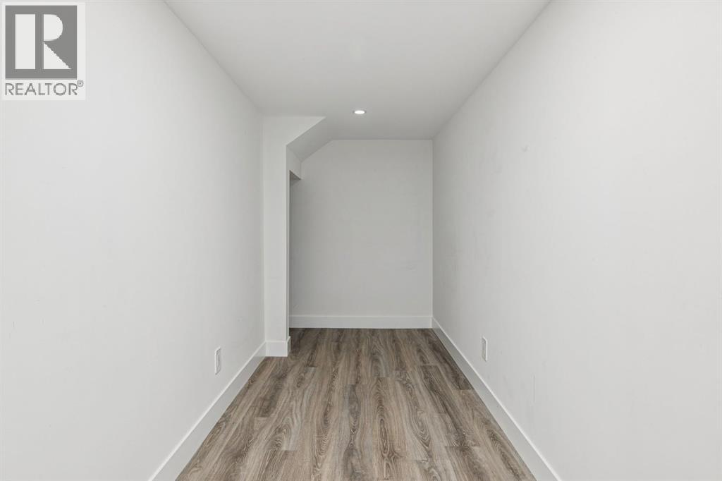 4747 26 Avenue SW - 38