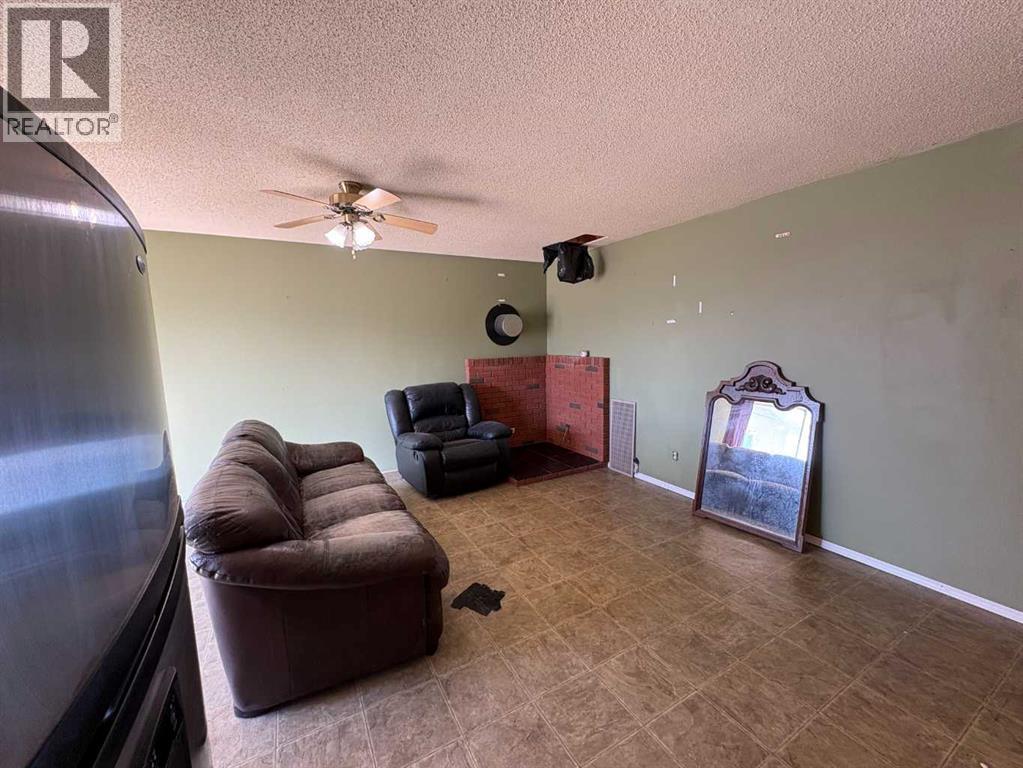 5816 60 Avenue - 9