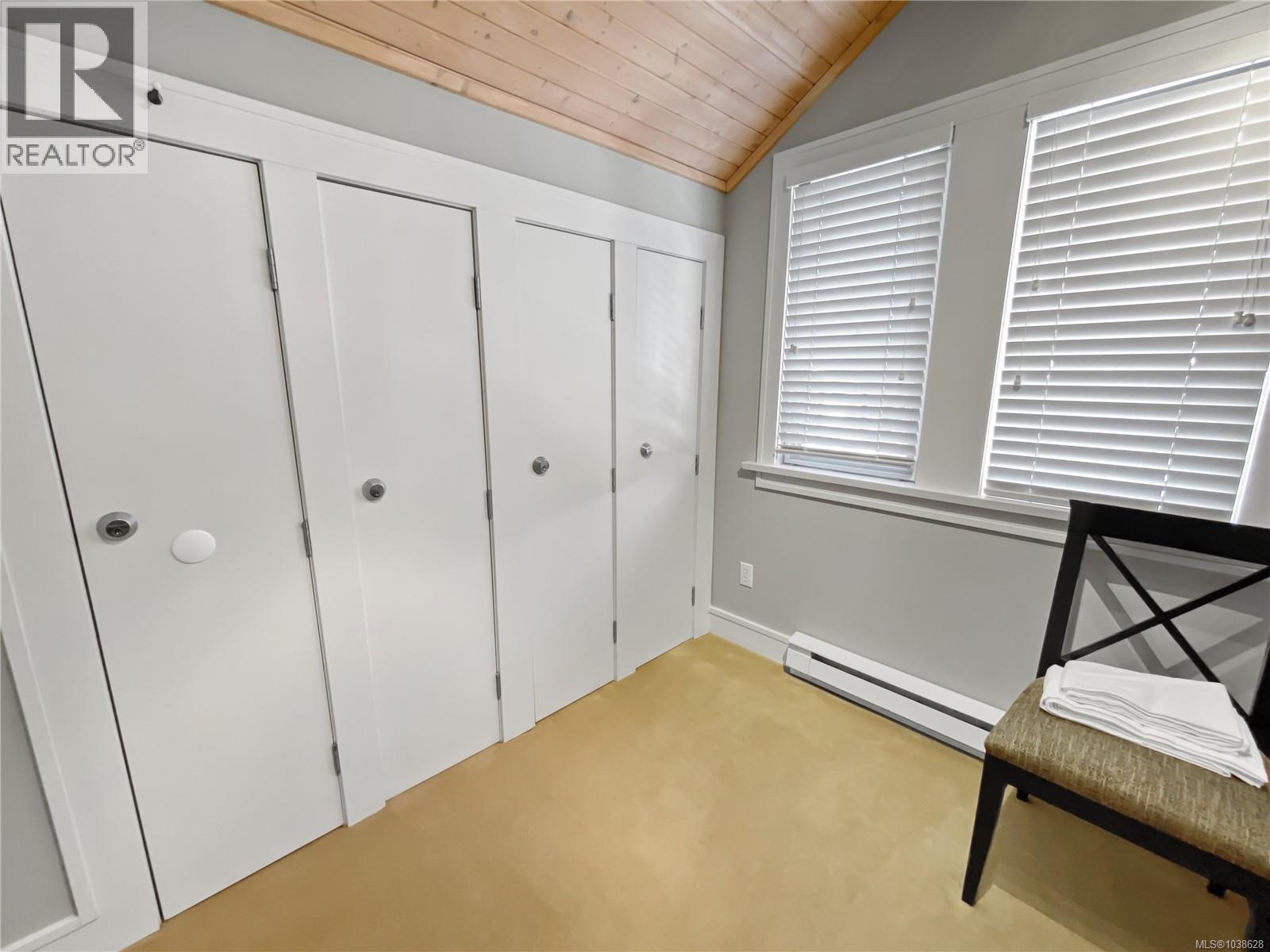 #10C 2315 Mackinnon Rd - 25