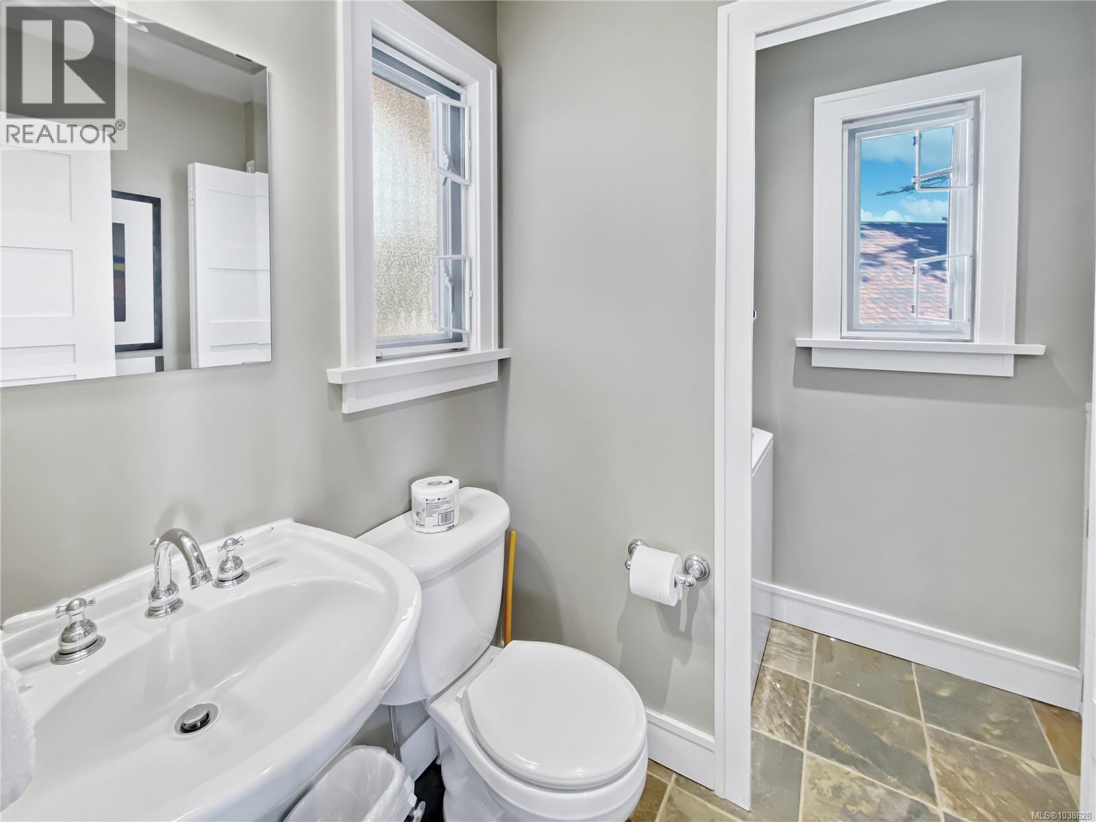 #10C 2315 Mackinnon Rd - 26