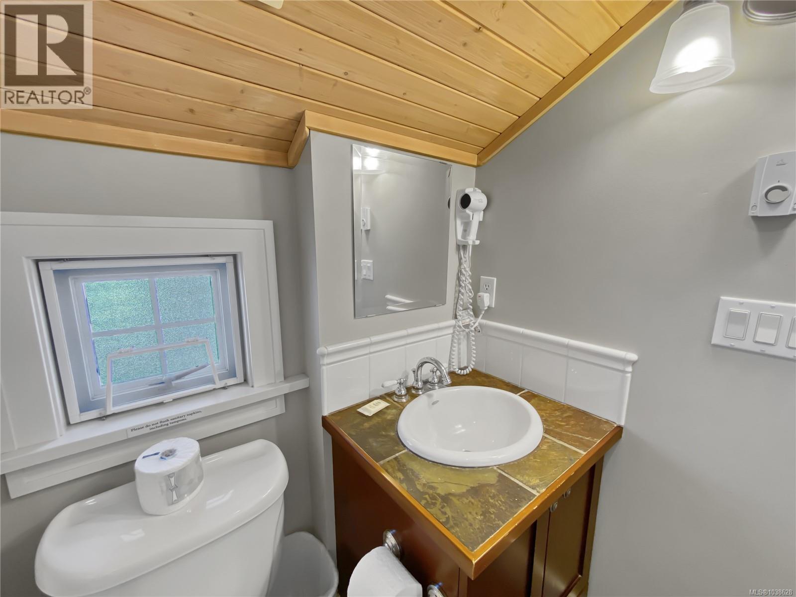 #10C 2315 Mackinnon Rd - 22