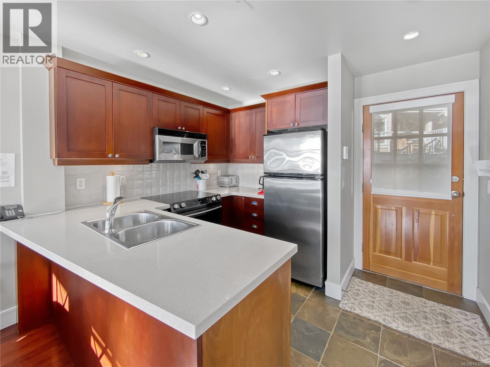 #10C 2315 Mackinnon Rd - 10